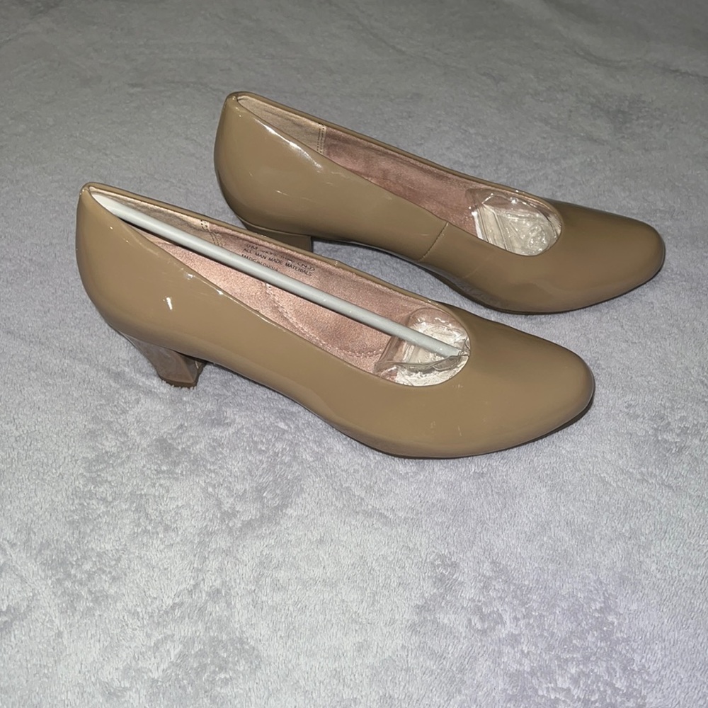 AEROSOLES “Shore Thing” patent leather heels.